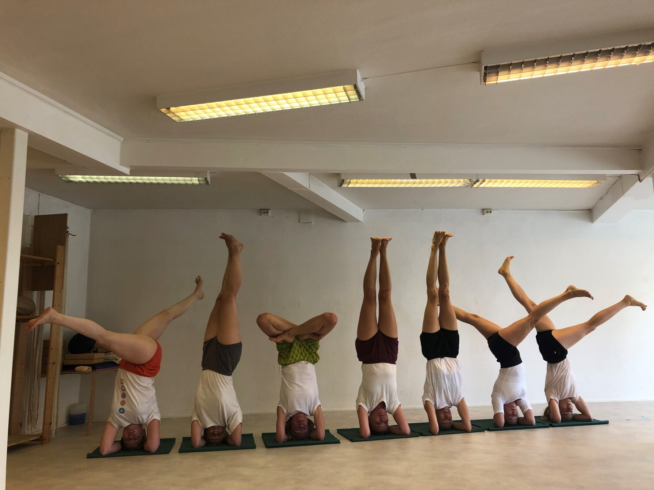 Mennesker som står på hodet - en yogastilling